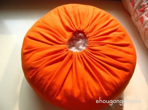 旧T恤改造南瓜抱枕教程 简单布艺南瓜抱枕DIY - www.shougongdi.com